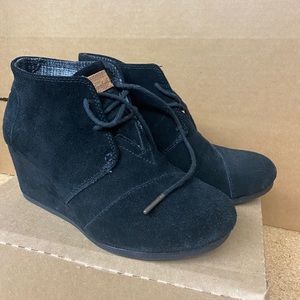 TOMS Kala lace-up bootie. Size 8